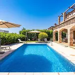 Rustic Lara With Pool Cabrunici