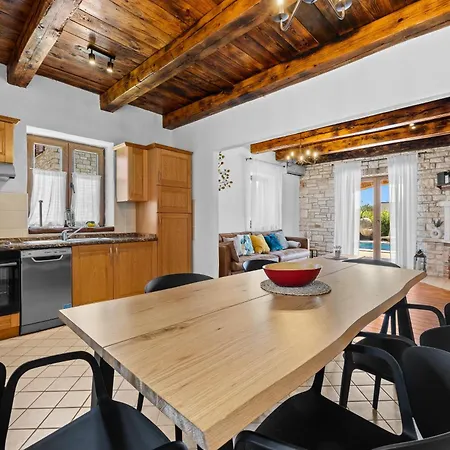 Rustic Lara With Pool Villa *