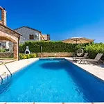 Rustic Lara With Pool Cabrunici