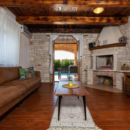 Villa Rustic Lara With Pool