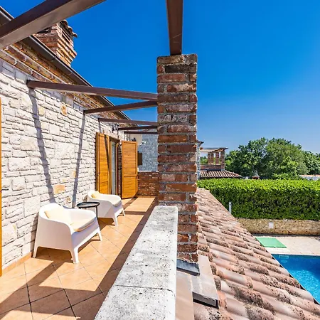 Villa Rustic Lara With Pool