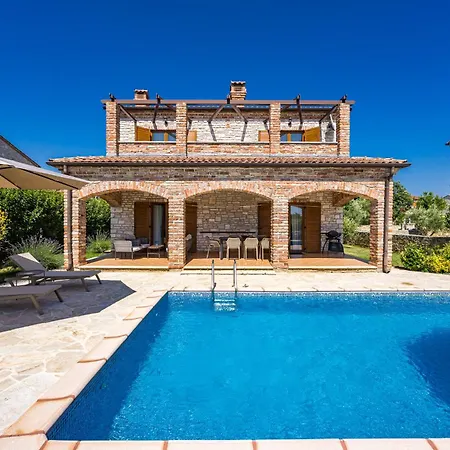 Villa Rustic Lara With Pool *