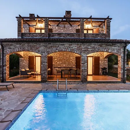 Rustic Lara With Pool