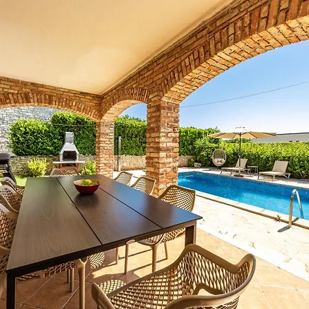 Villa Rustic Lara With Pool