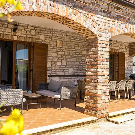 Villa Rustic Lara With Pool