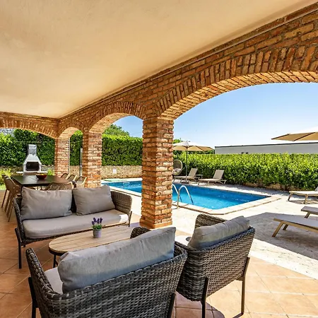 Rustic Lara With Pool Villa *