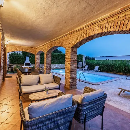 Rustic Lara With Pool * Cabrunici