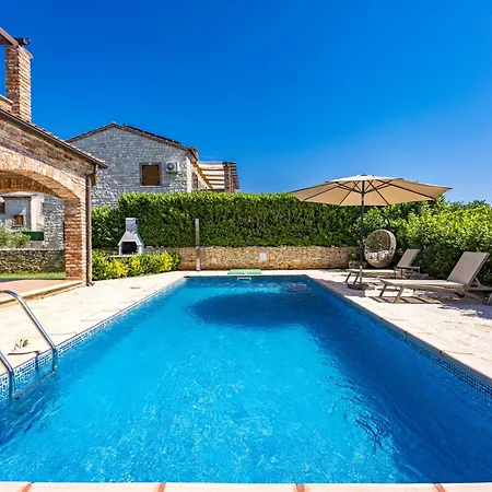 Rustic Lara With Pool Cabrunici
