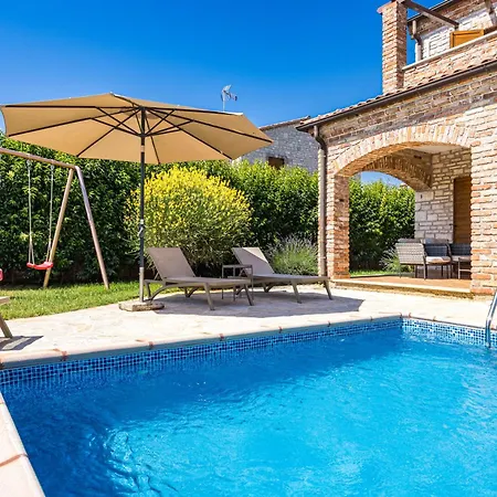 Villa Rustic Lara With Pool