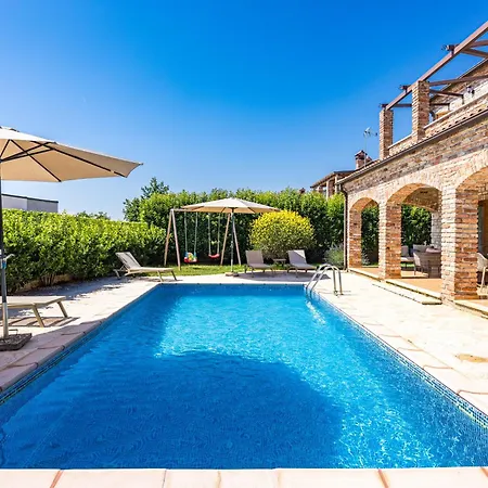 Rustic Lara With Pool Cabrunici