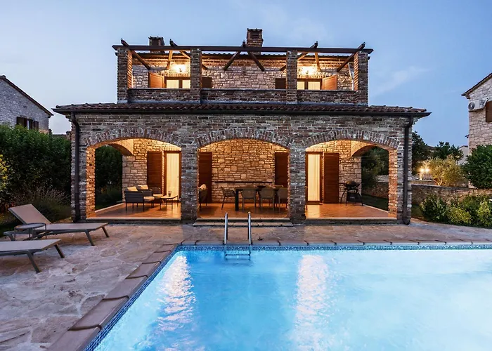 Rustic Lara With Pool