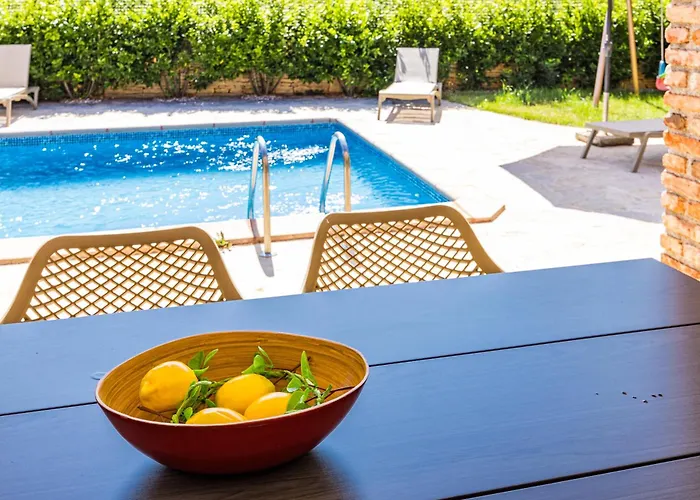 Rustic Lara With Pool *